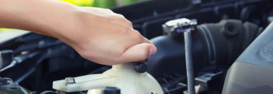 Immagine Di Una Mano Che Svita Il Tappo Del Liquido Radiatore